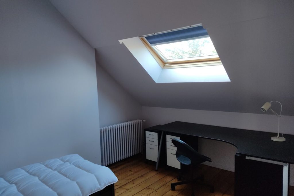 Vue de la chambre 2C dans la colocation étudiante de Roubaix de la Coloc du Coq