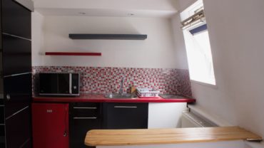 Vue du coin cuisine du Studio Rouge, notre studio en location à Roubaix
