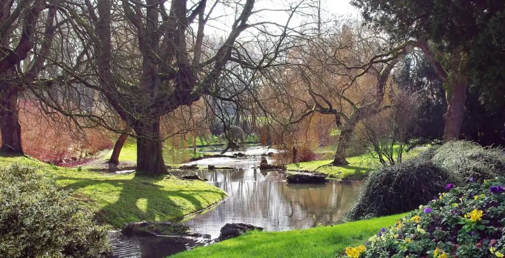 Parc Barbieux, jardin remarquable à Roubaix : 34 ha de paysage à l’anglaise avec arbres centenaires, étangs, cascades, statues et loisirs familiaux, accessible tout au printemps.